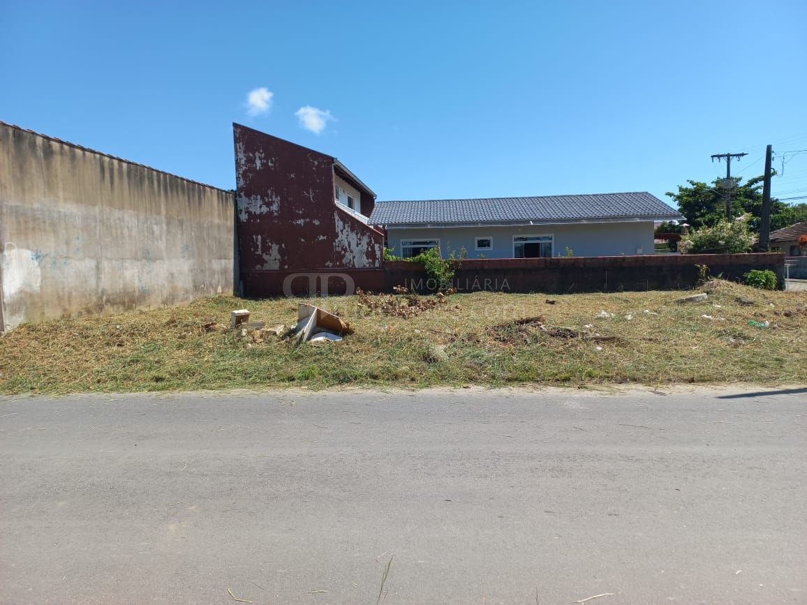 Terreno de Esquina na Praia de Enseada  252 m  a 350 m do Mar