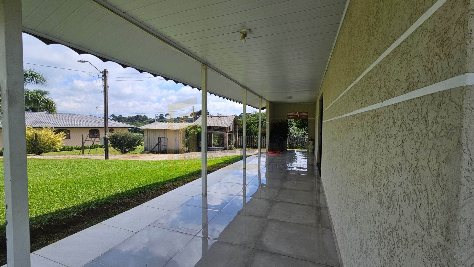 Viva no campo a 7km do centro  Chácara com casa, riacho e tanq...