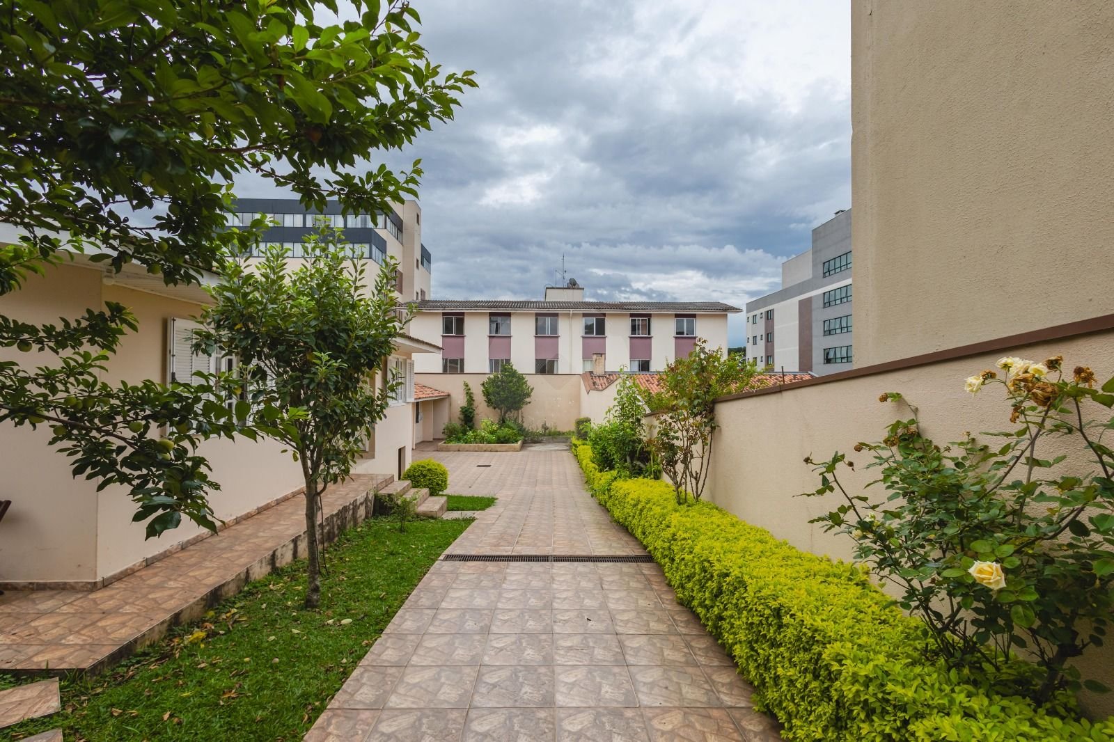 Casa térrea   2 imóveis no terreno | 3 casas e vagas para 10 carros no Portão