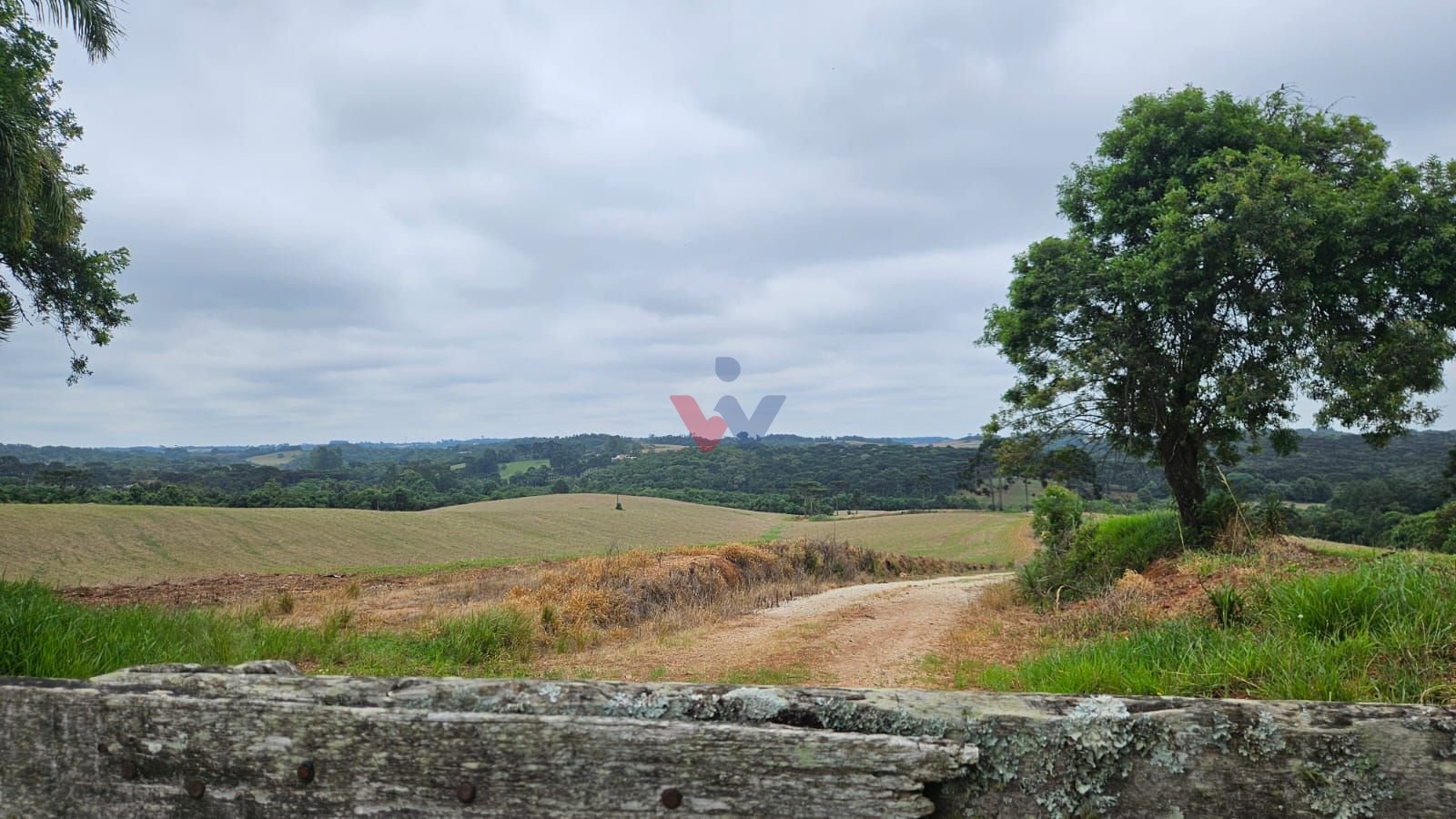 Fazenda com 70 alqueires, casa, rio e lago a 8 km da BR-476  A...