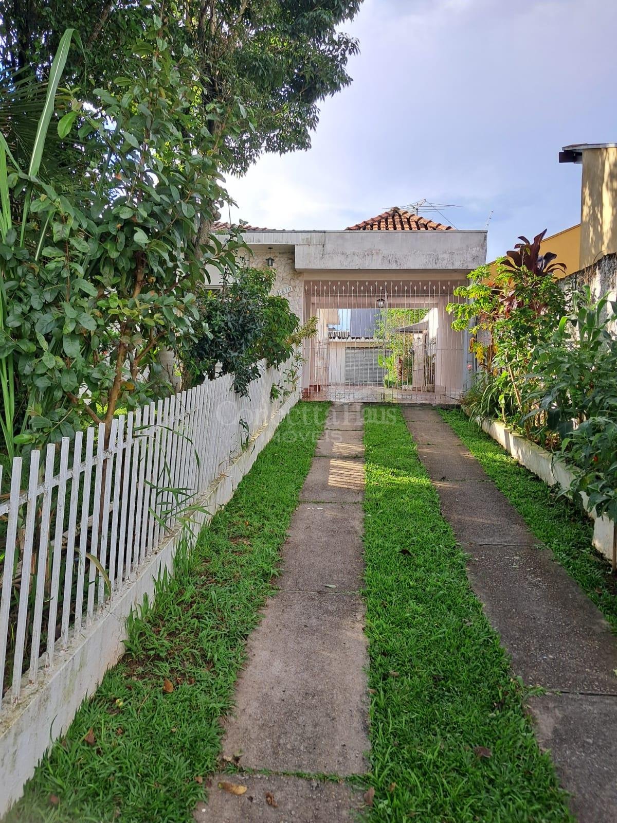 Casa ampla com 4 quartos e 675m  de terreno no Hauer, Curitiba