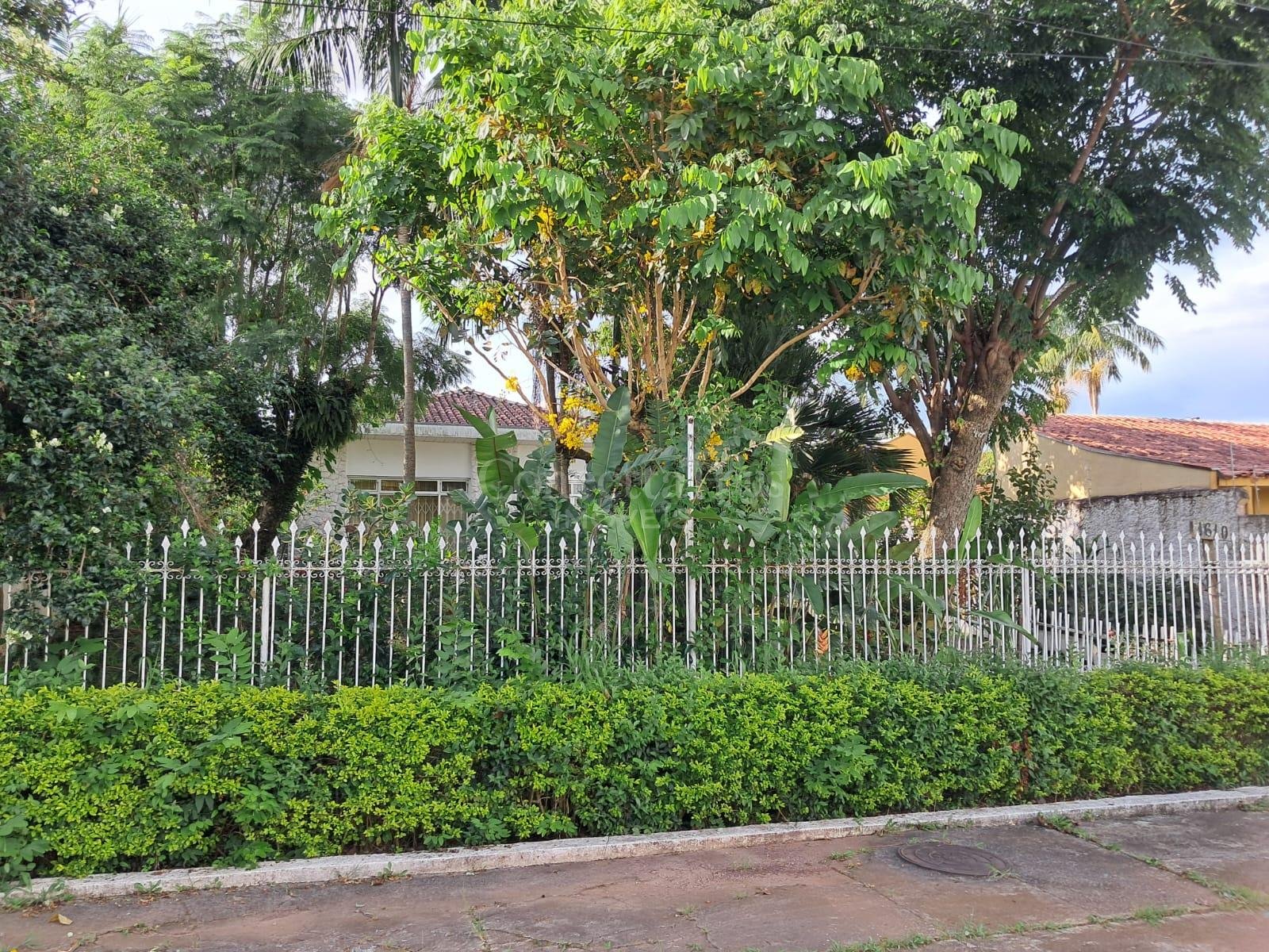 Casa ampla com 4 quartos e 675m  de terreno no Hauer, Curitiba