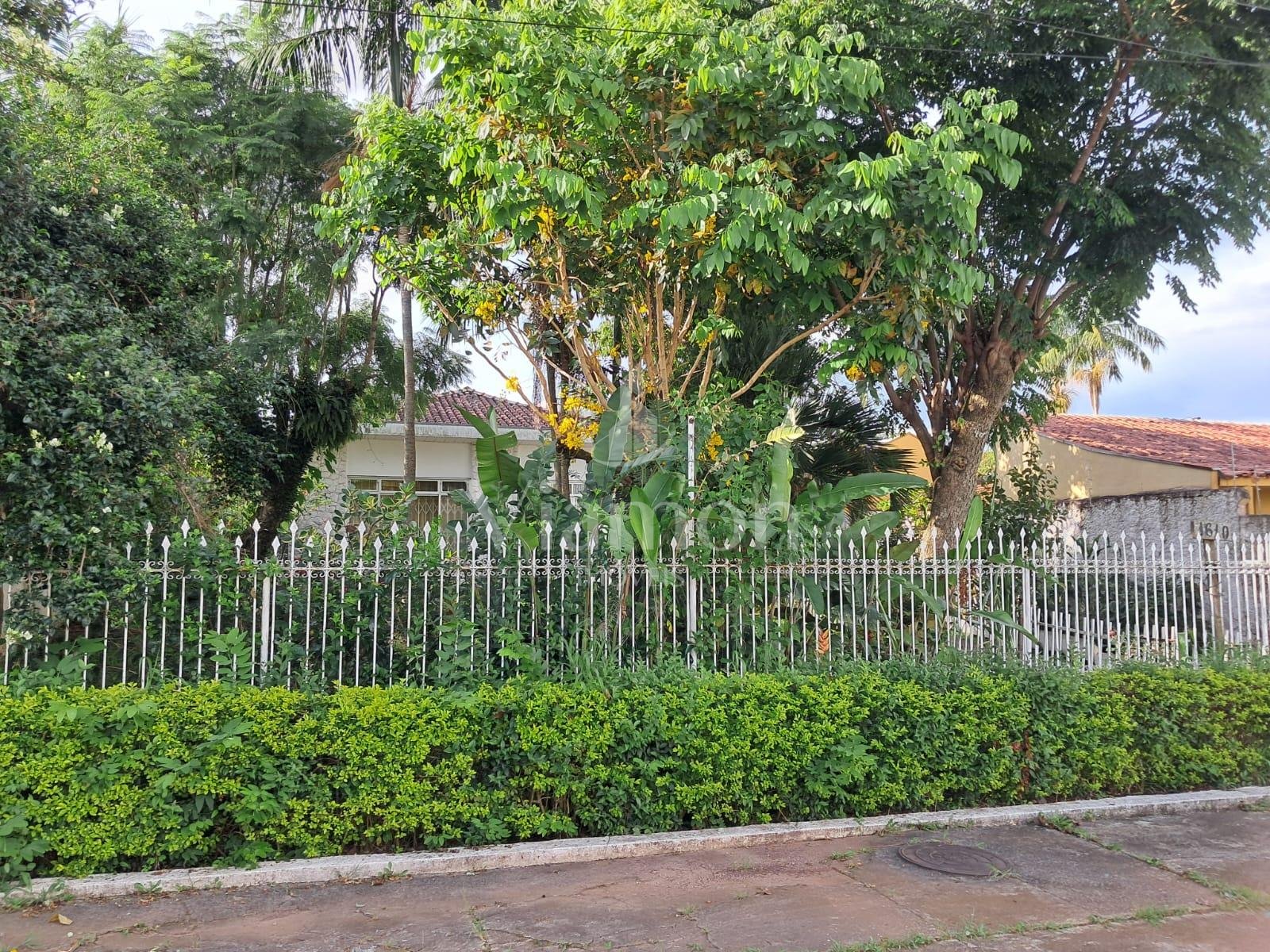 Casa ampla com 4 quartos e 675m  de terreno no Hauer, Curitiba