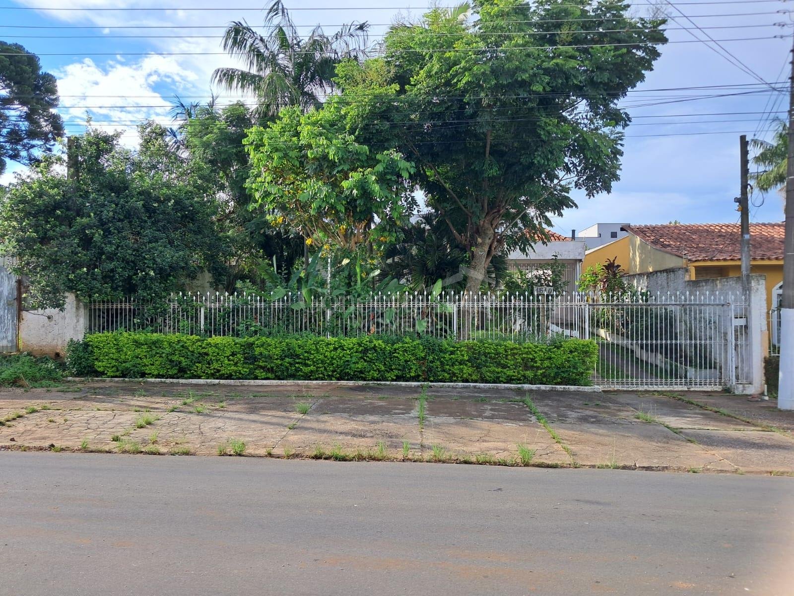 Casa ampla com 4 quartos e 675m  de terreno no Hauer, Curitiba