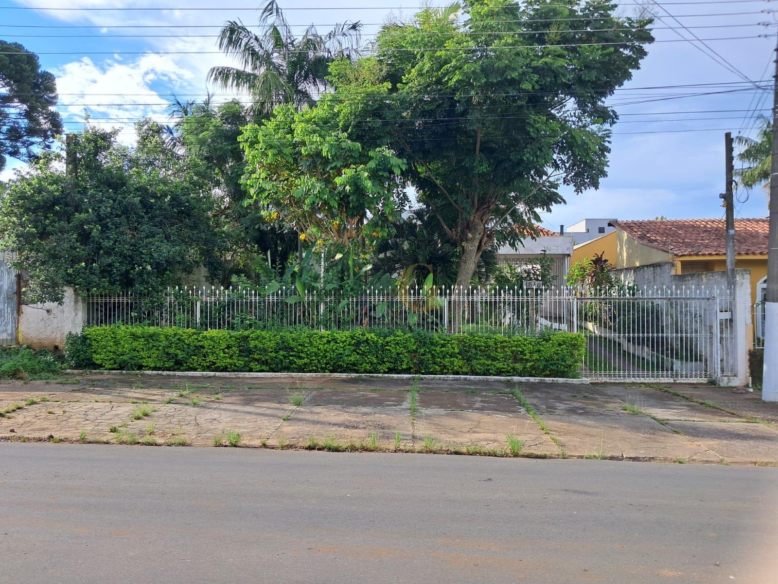 Casa ampla com 4 quartos e 675m  de terreno no Hauer, Curitiba