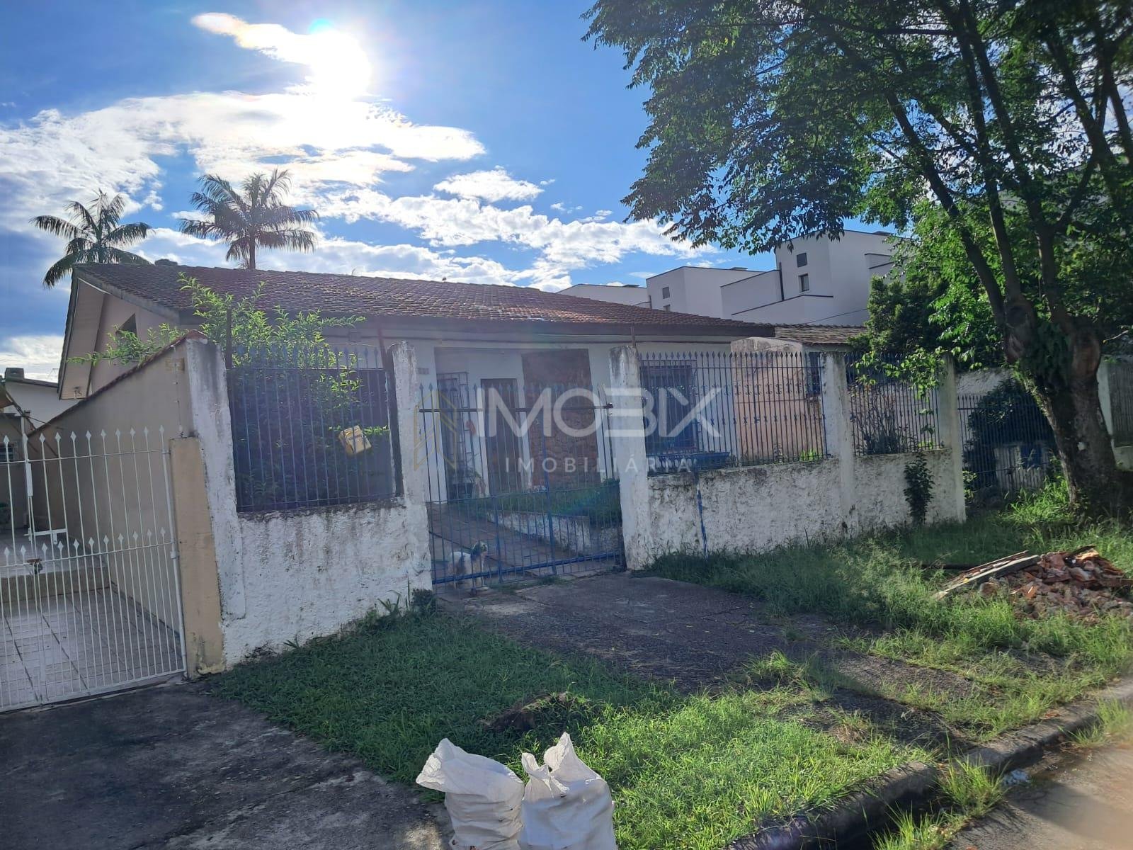 Casa com 600 m  no Hauer,  3 quartos e potencial para condomínio