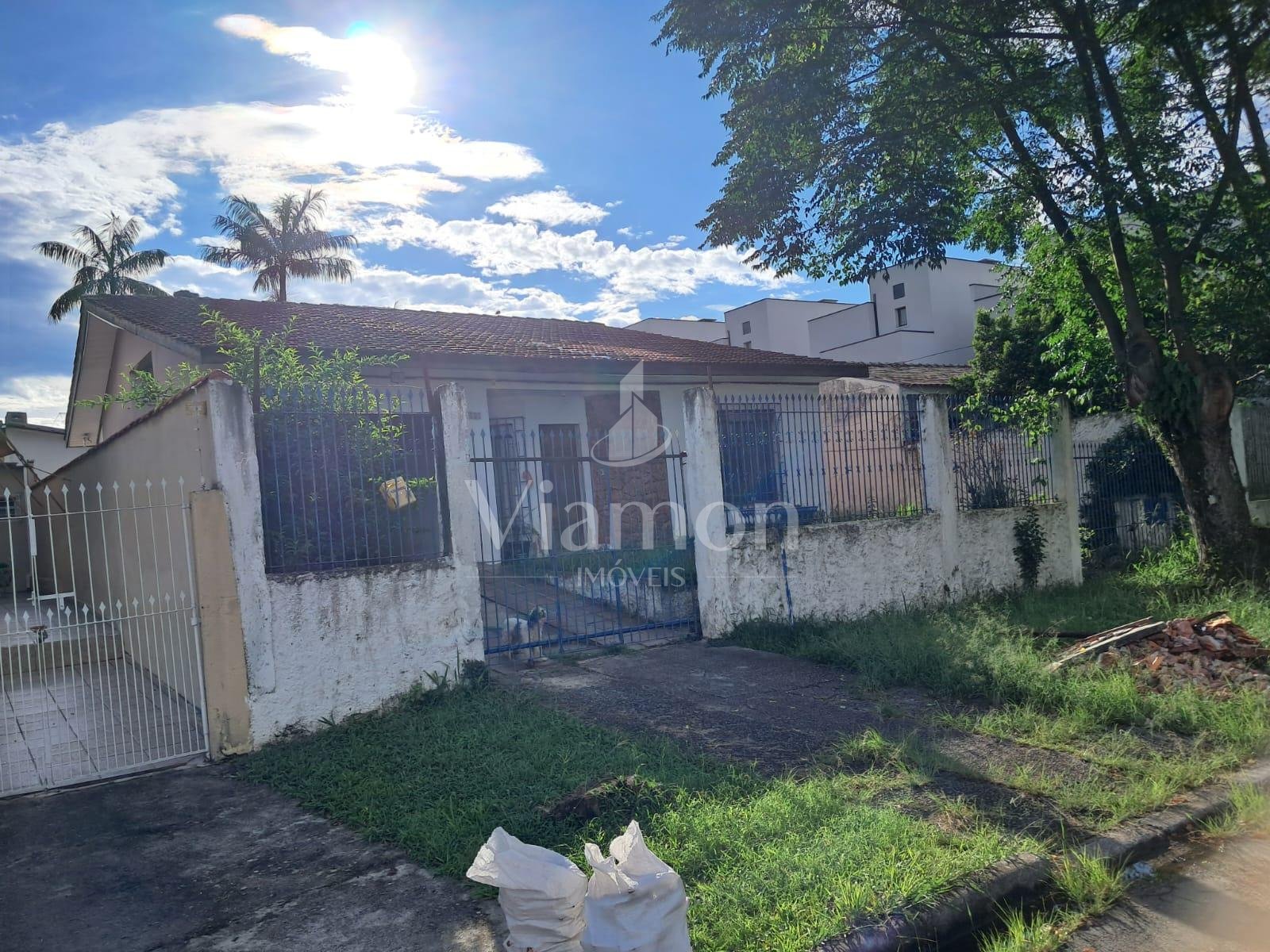 Casa com 600 m  no Hauer,  3 quartos e potencial para condomínio