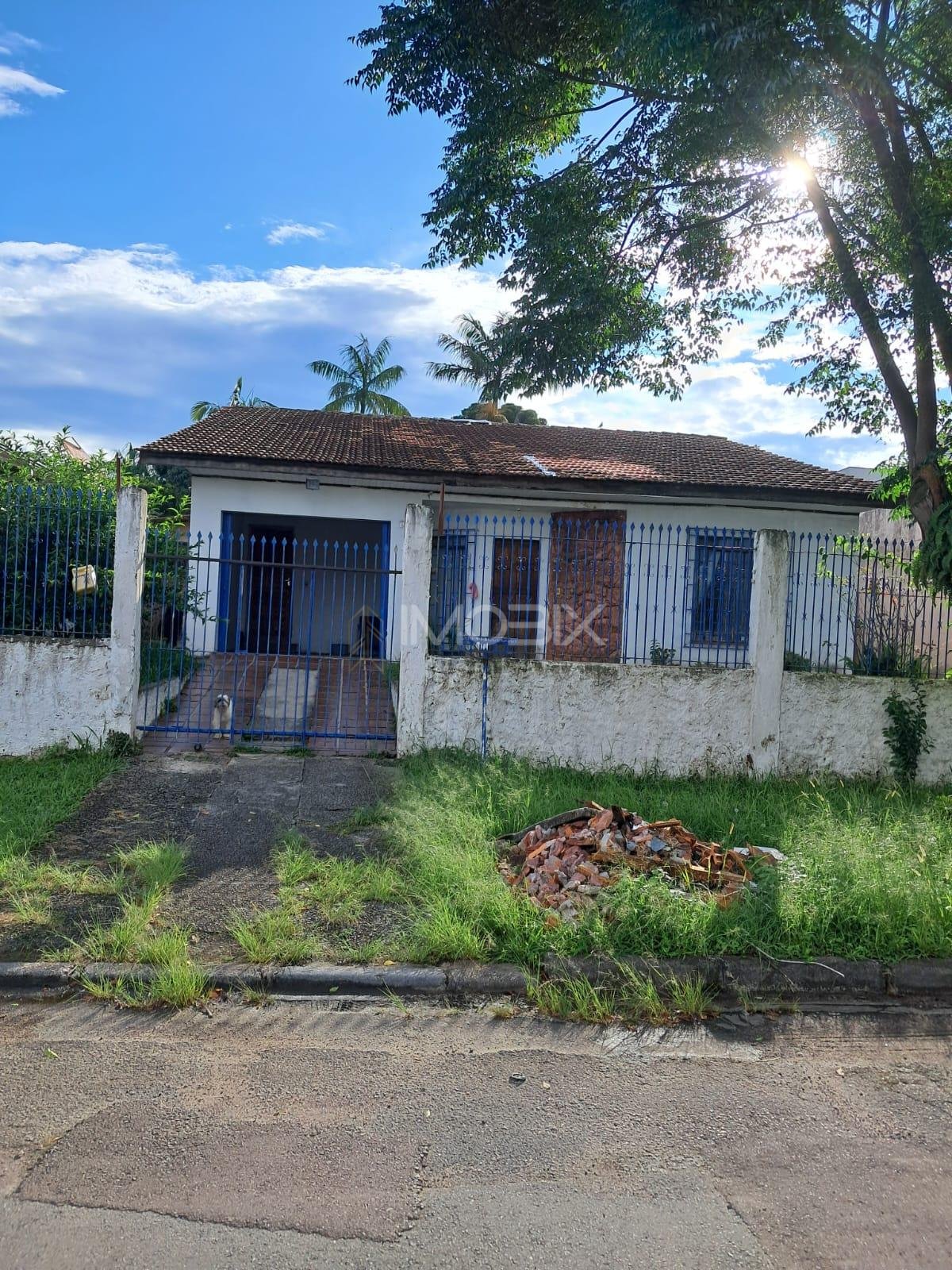Casa com 600 m  no Hauer,  3 quartos e potencial para condomínio