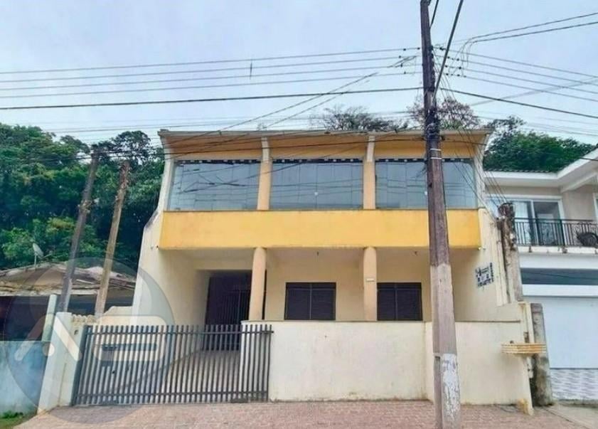 Casa Espaçosa com 4 Quartos, Piscina e Área de Festas  Localiz...