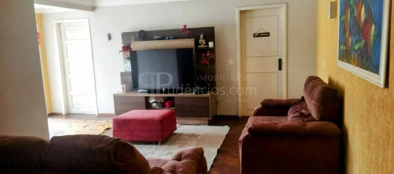 Sobrado de 5 Quartos com Piscina à Venda Próximo à Av. das Torres