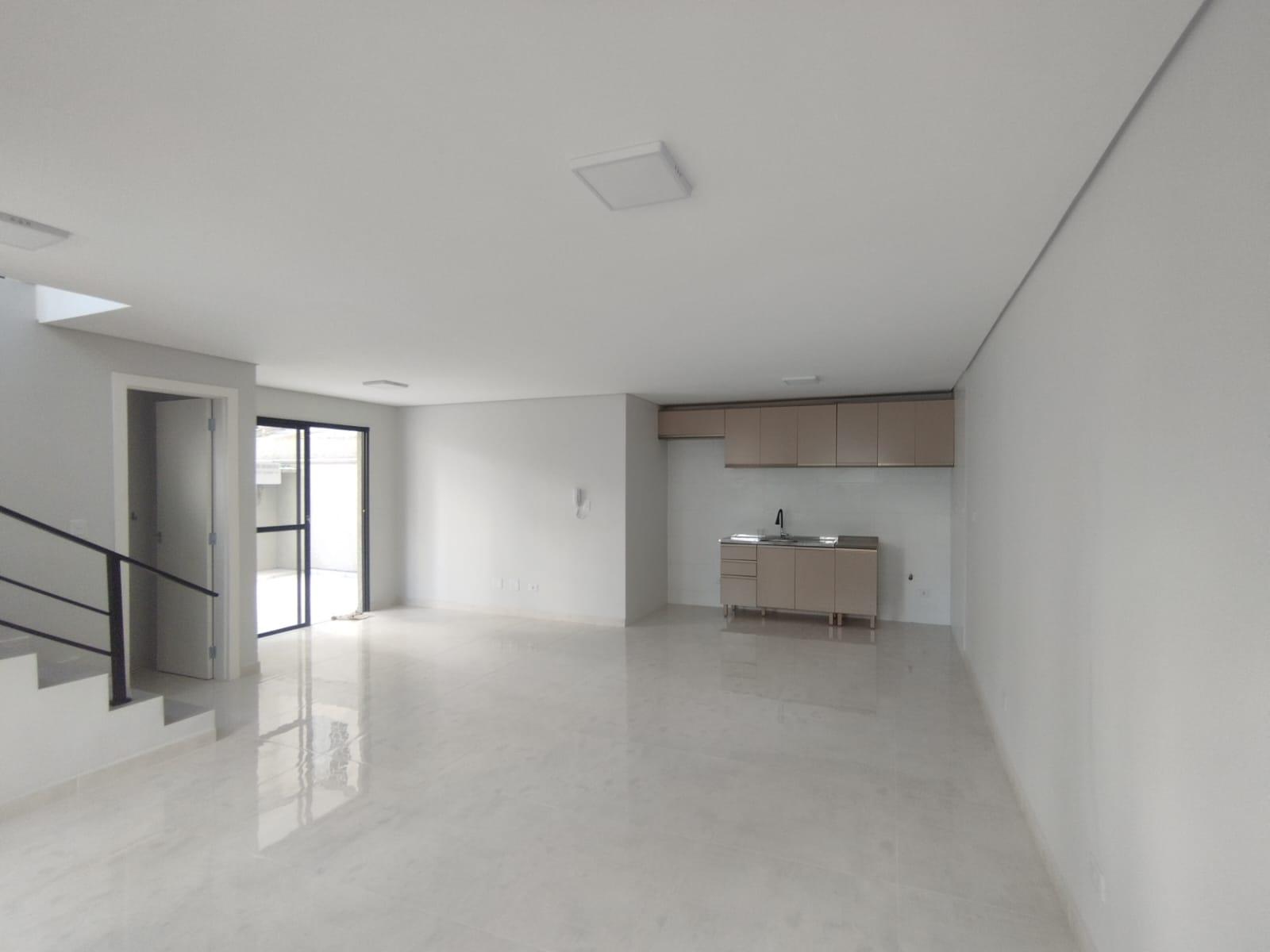 Sobrado Amplo e Moderno com Diferenciais à Venda no Bairro Ube...