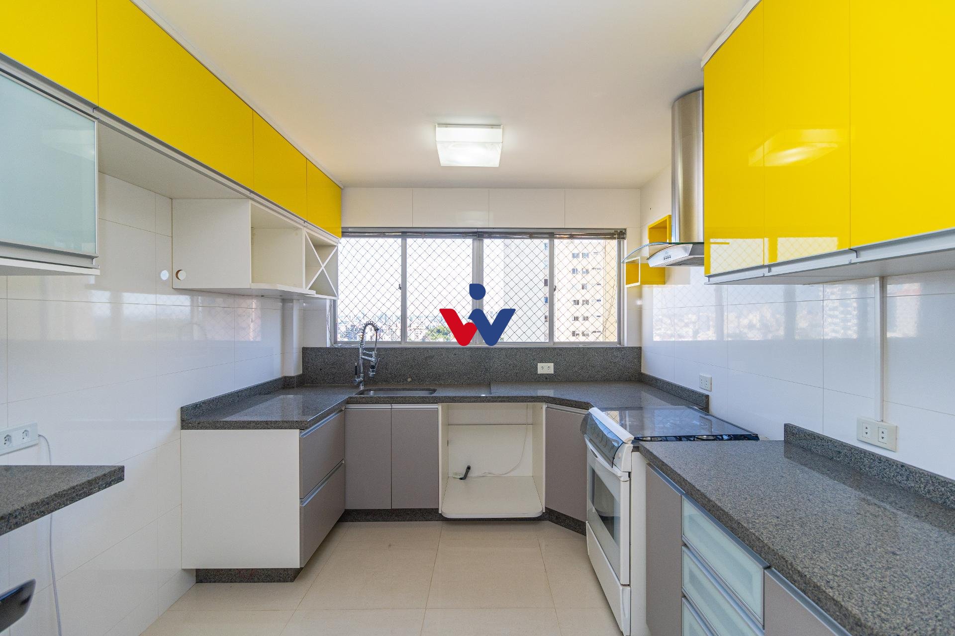 Apartamento com 3 dormitórios à venda,134.00 m , por R  650.00...