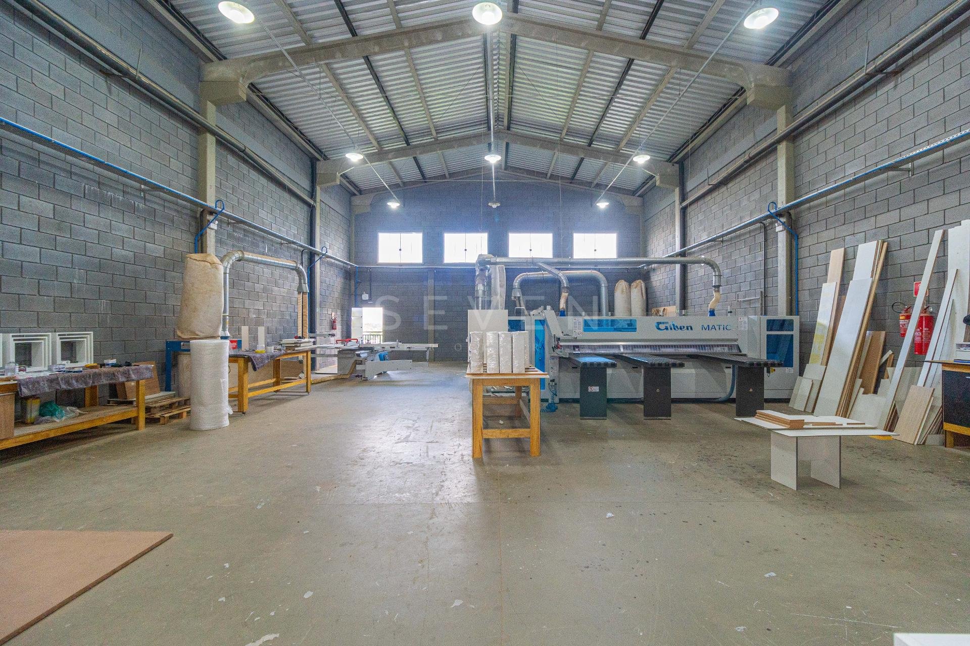 Galpão Industrial Comercial à Venda em Fazenda Rio Grande  587m 