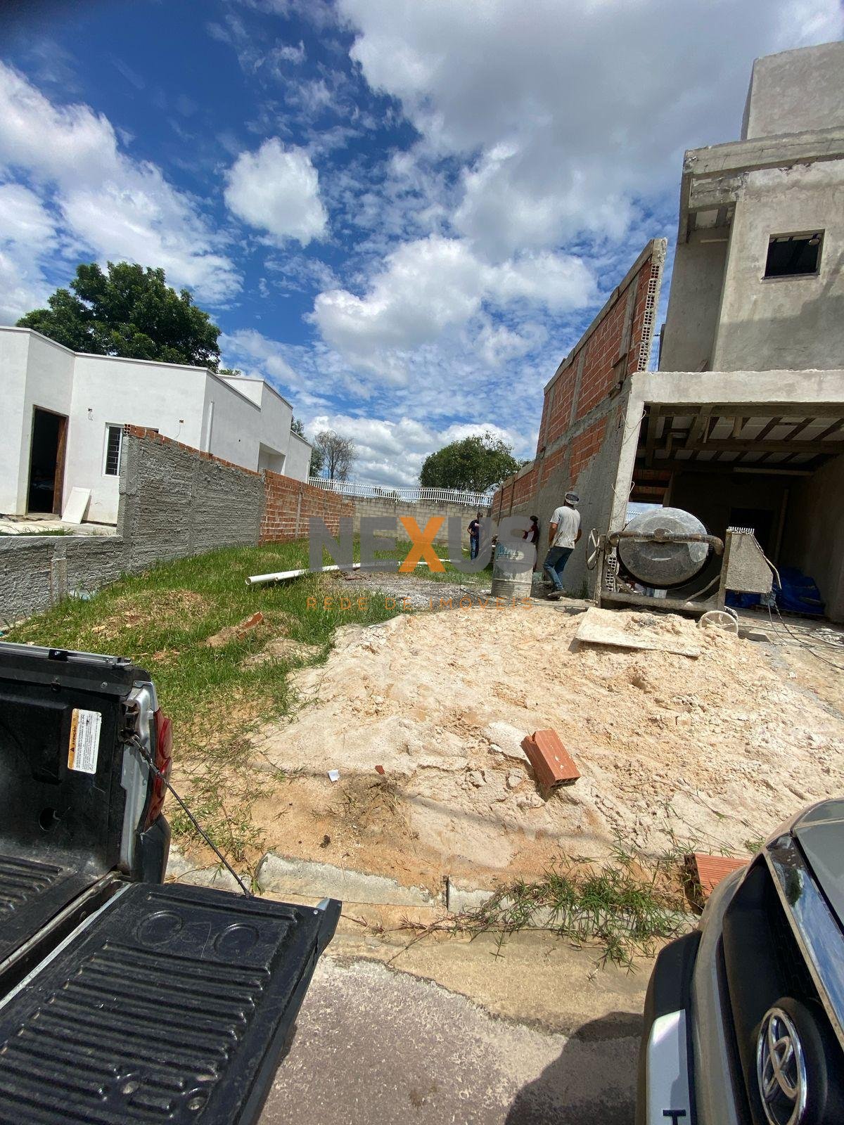 Sobrado em Condomínio no Umbará com 3 Quartos, Suíte e Espaço ...