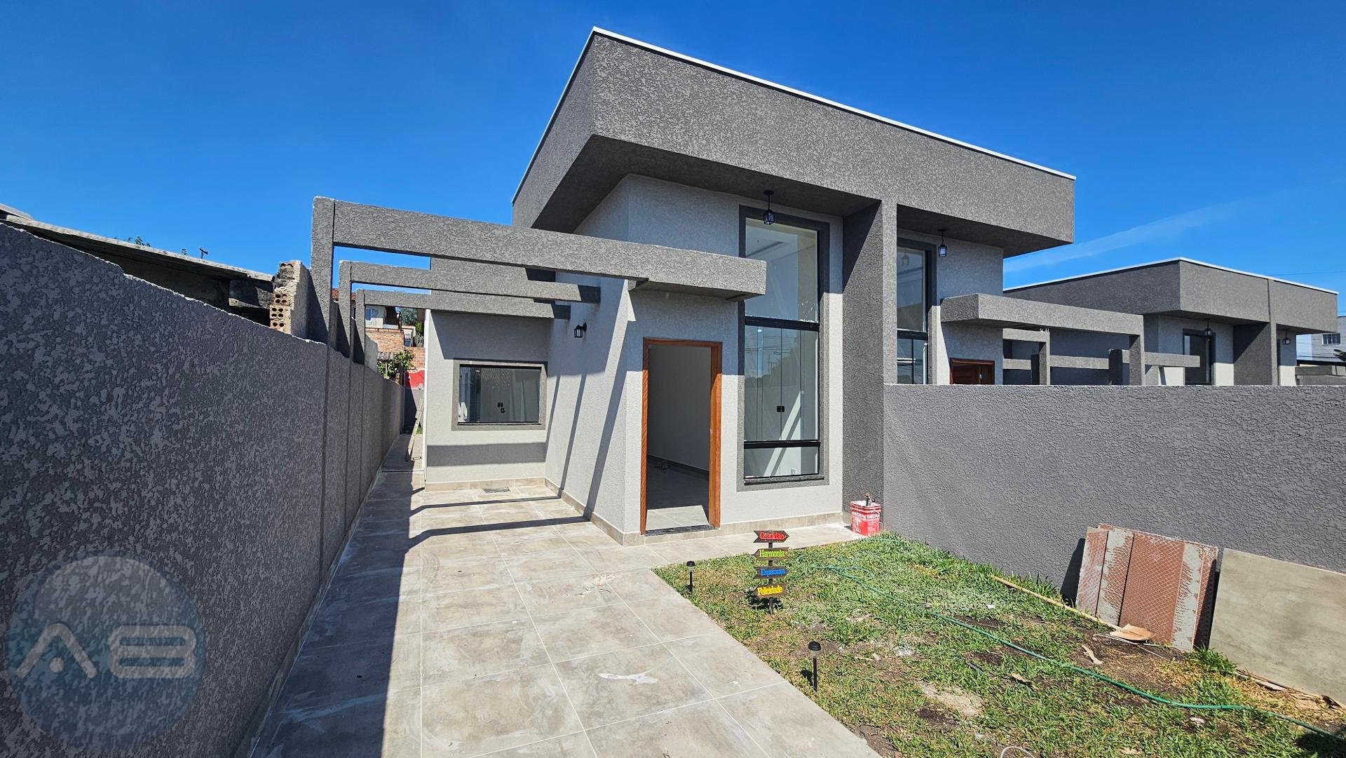 Casa nova com 3 quartos, suíte e amplo terreno  última unidade 