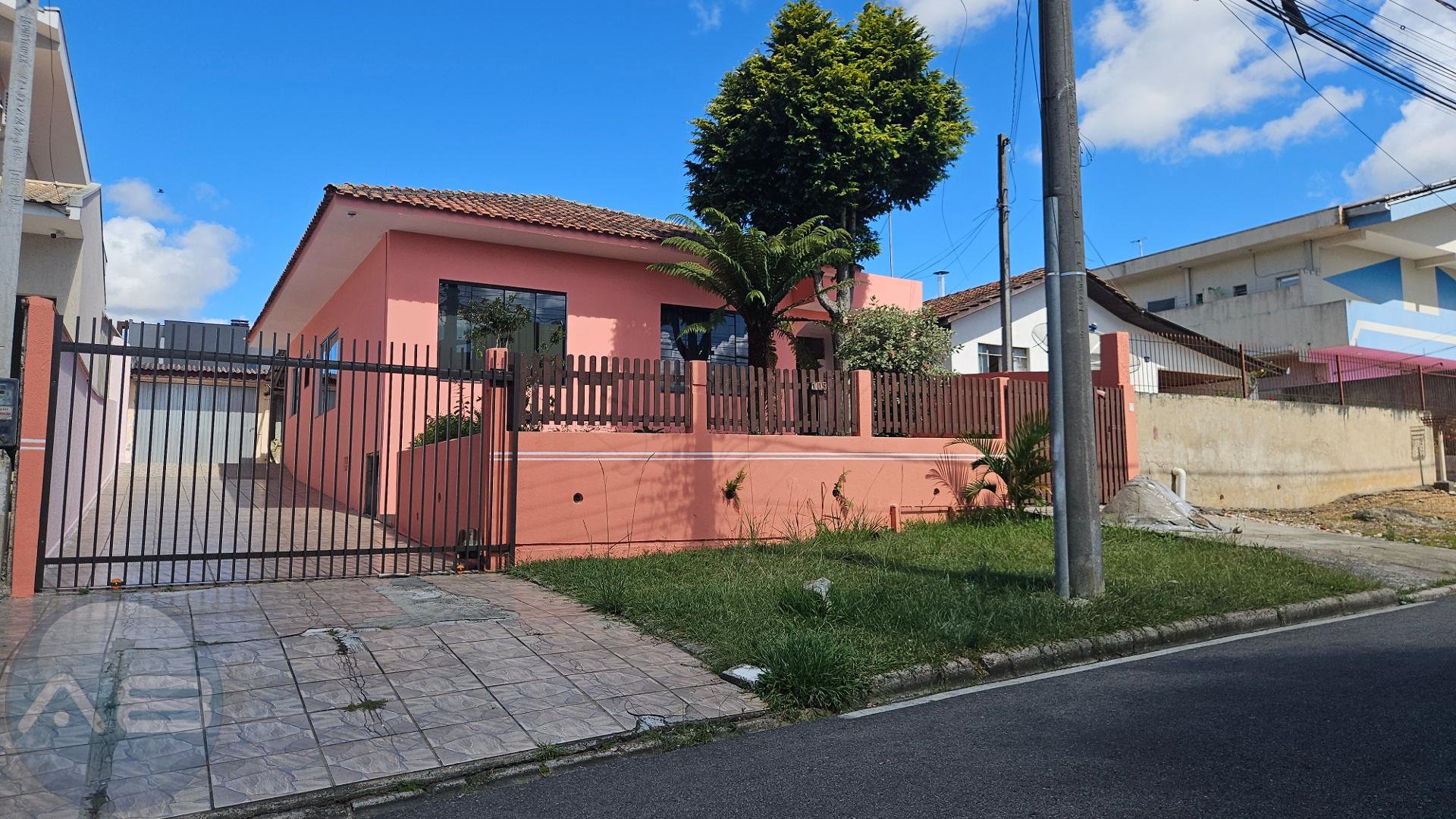 Casa espaçosa com 3 quartos, terreno amplo e edícula com churr...