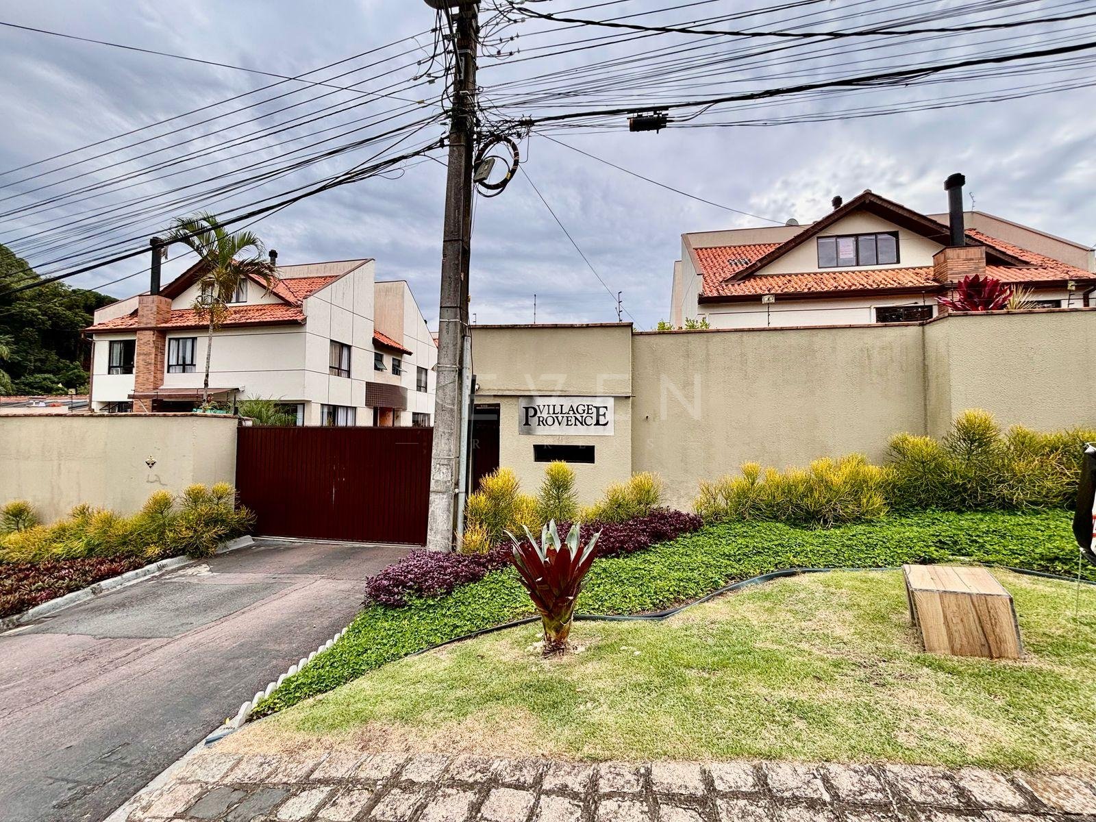 Sobrado Luxuoso com 3 Quartos, Suíte, Ático com Lareira e Espa...