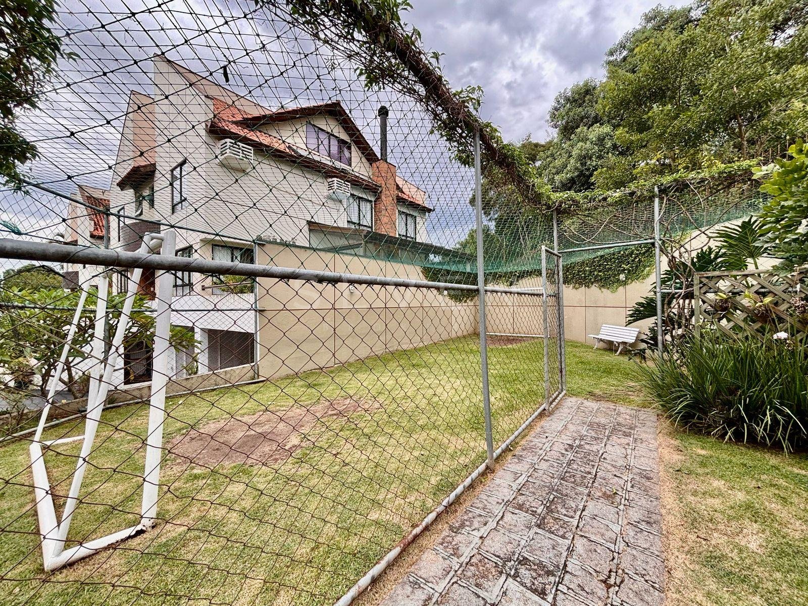 Sobrado Luxuoso com 3 Quartos, Suíte, Ático com Lareira e Espa...