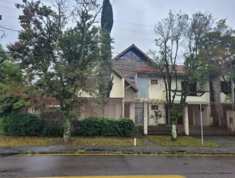 Sobrado de Esquina 3 Quartos à Venda  211 m  em Região Valorizada