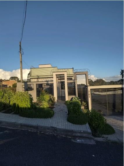 Oportunidade Única  Imóvel Espaçoso à Venda em Piraquara  180m...