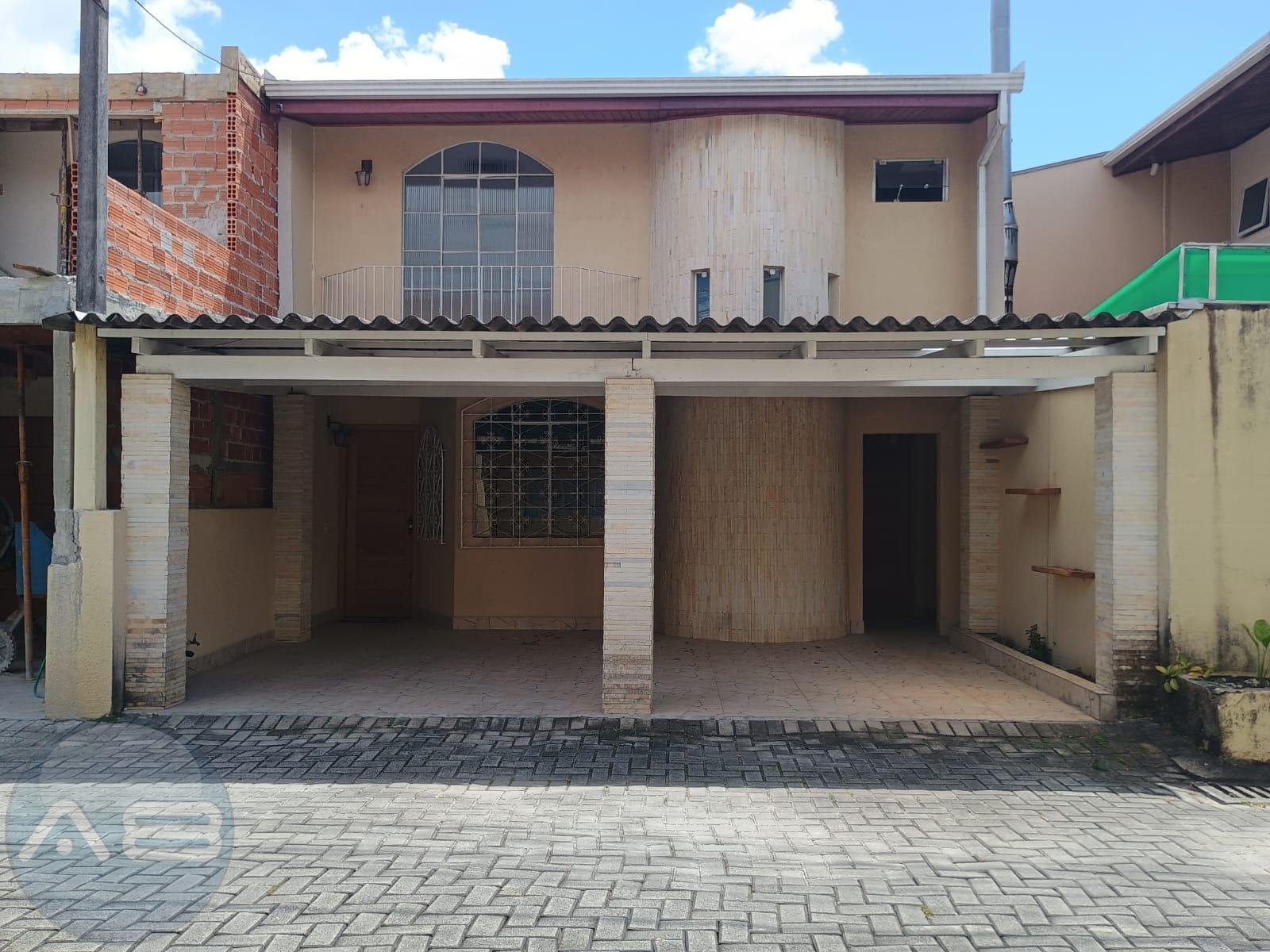 Casa à venda no Xaxim  3 quartos, sacada, 2 salas, garagem e á...