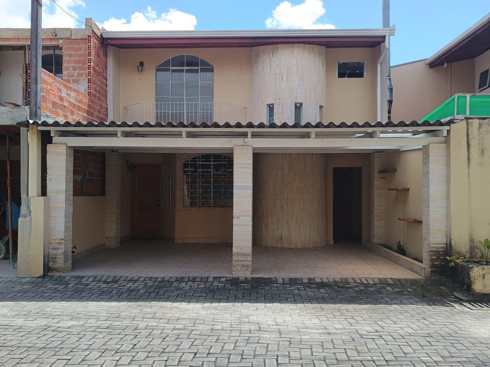 Casa à venda no Xaxim  3 quartos, sacada, 2 salas, garagem e área comum