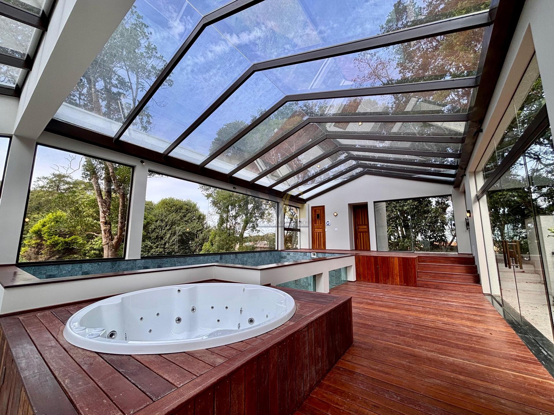 Lomas de Navarra  Mansão Luxuosa com 4 Suítes, Piscina e Conex...