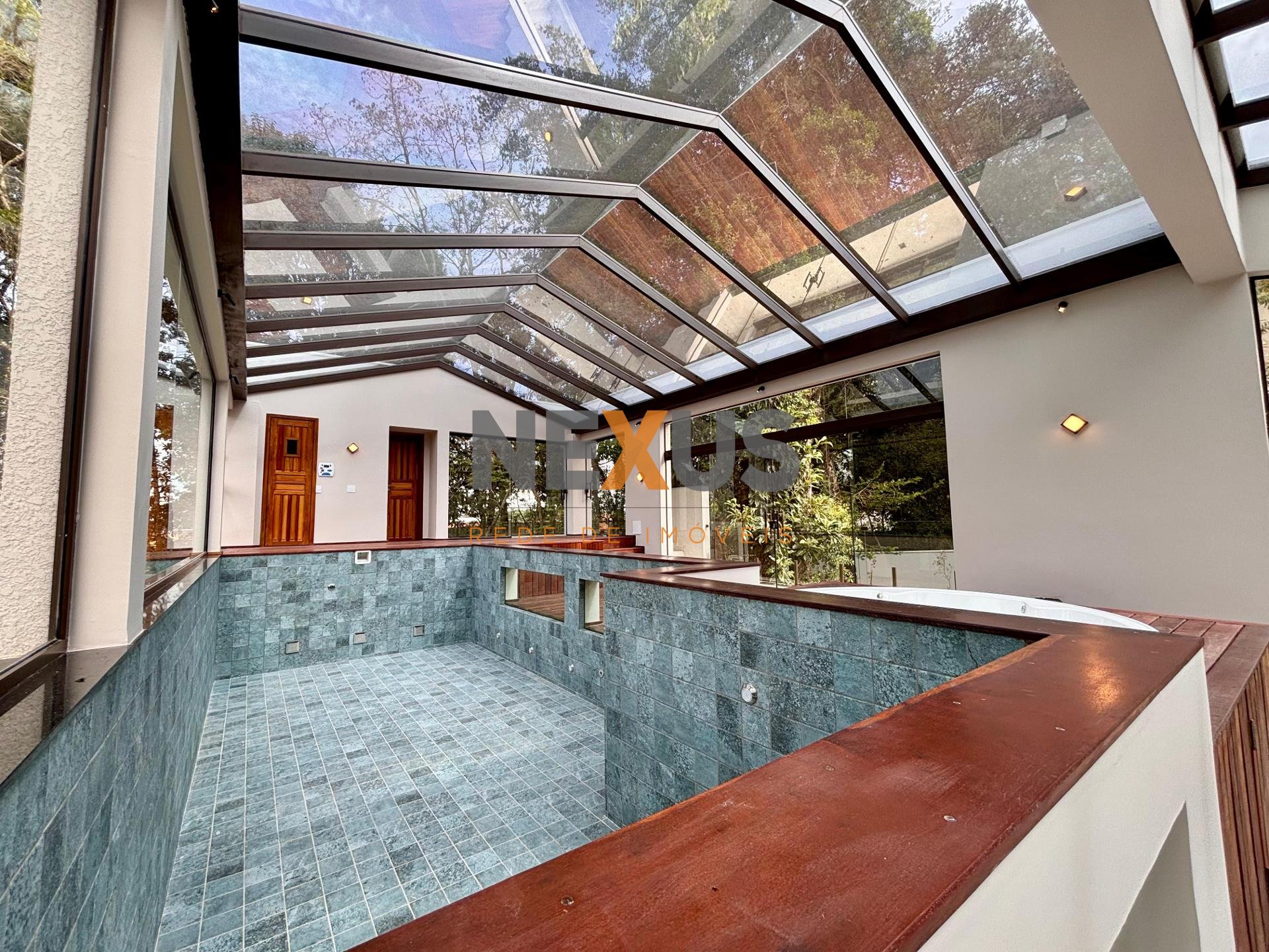 Lomas de Navarra Mansão Luxuosa com 4 Suítes, Piscina e Conex...