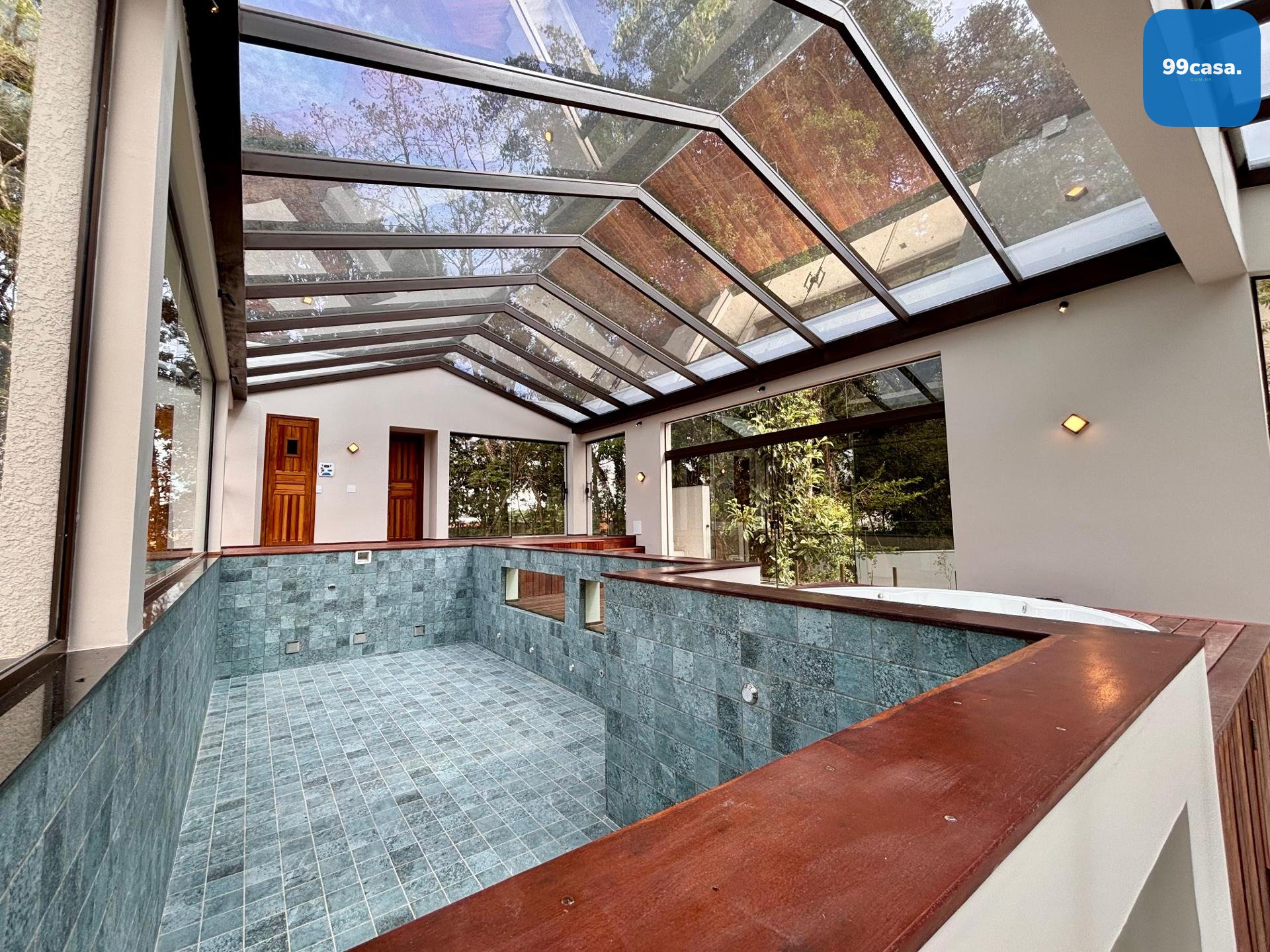 Lomas de Navarra  Mansão Luxuosa com 4 Suítes, Piscina e Conex...