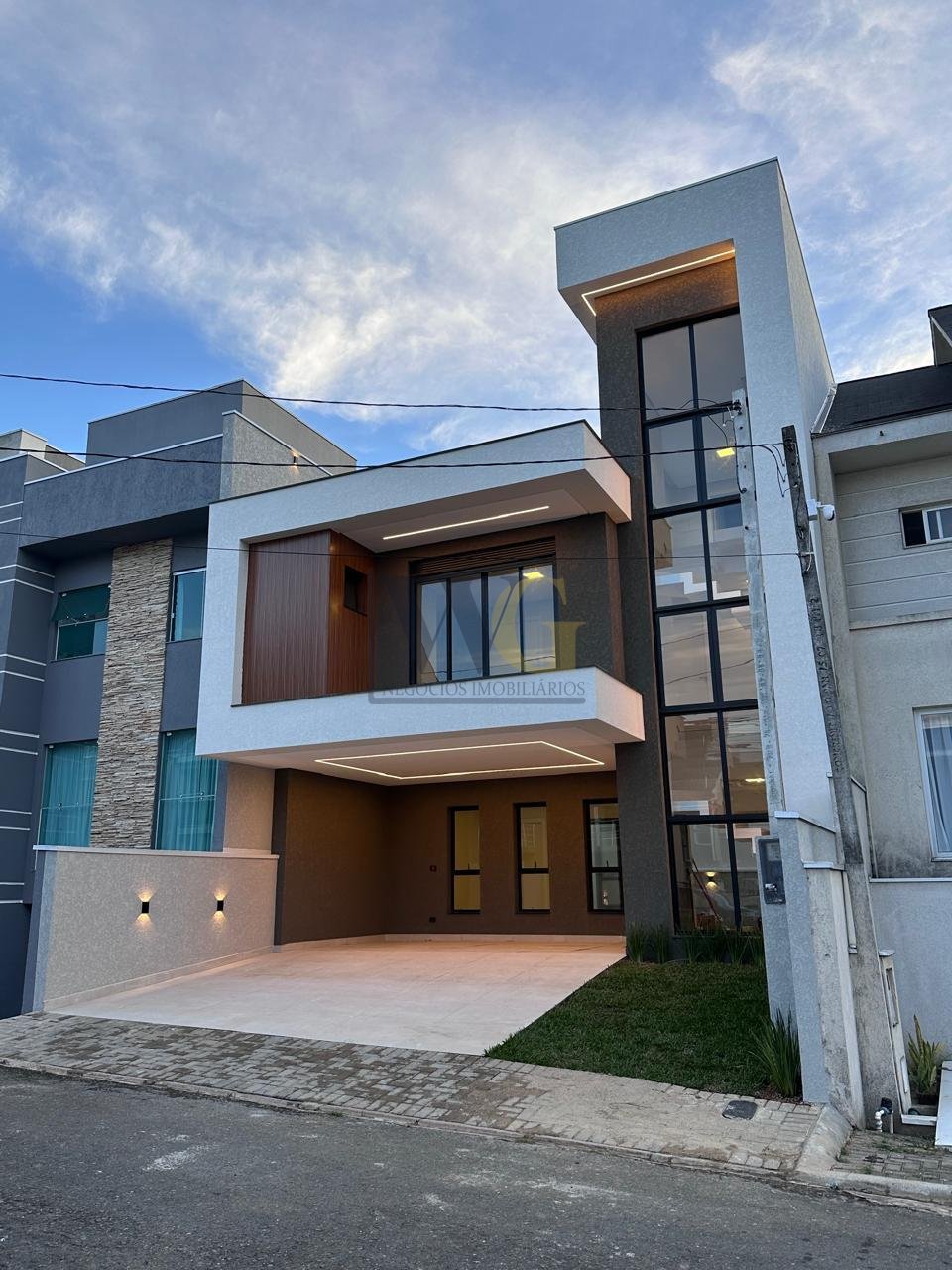 Lindo Sobrado 4 Dormitórios no Bairro Cachoeira  Barreirinha, ...