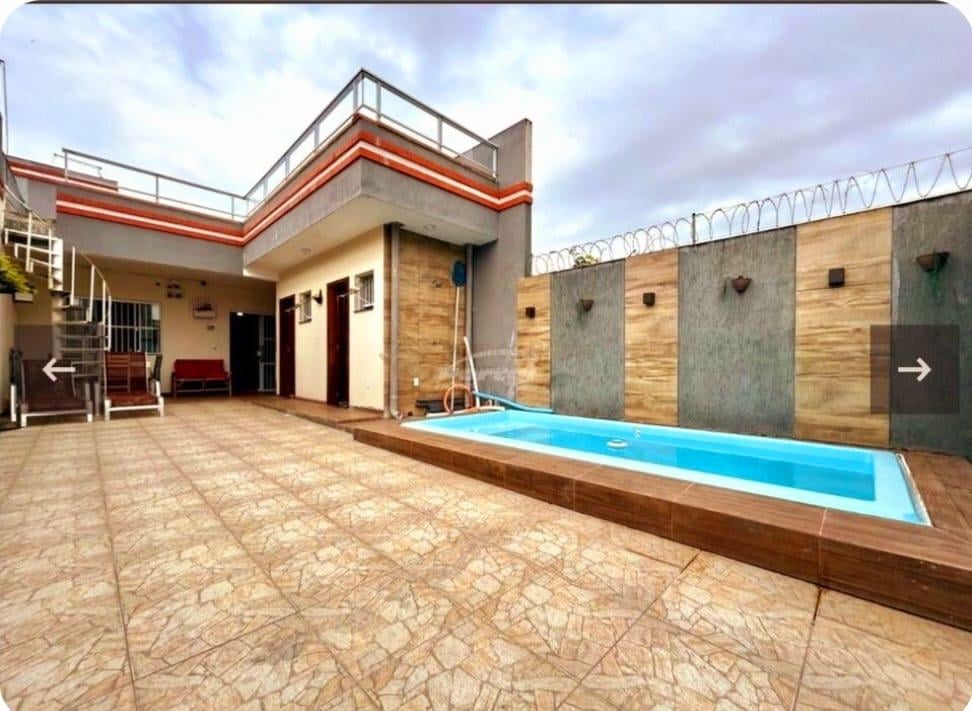 Casa de Alto Padr?o com Piscina ? Venda em Itajub? Pi?arras  T...