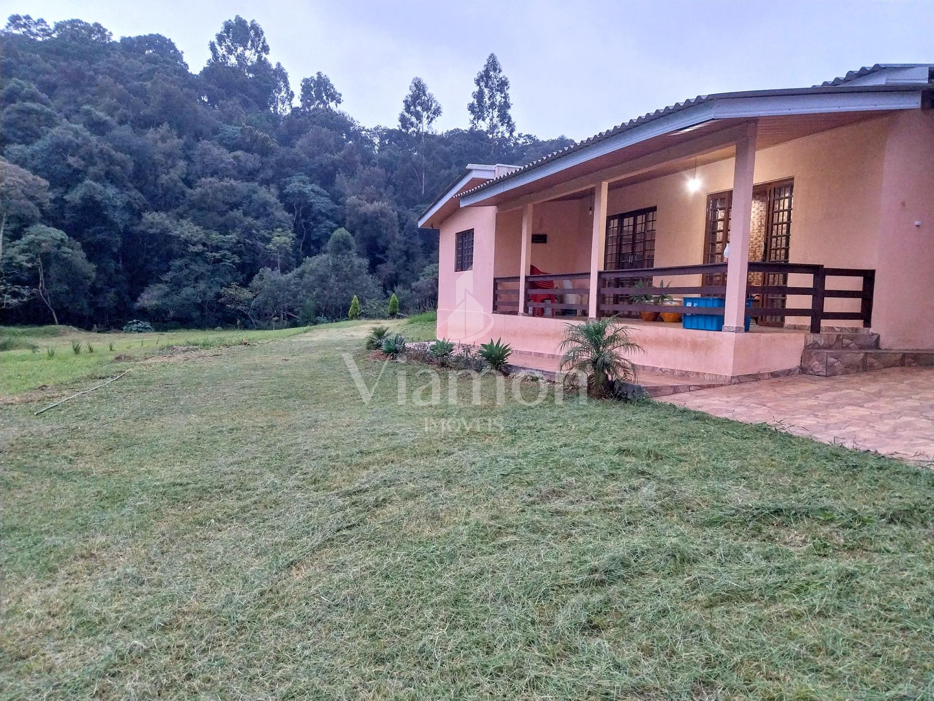 Chácara com 20000m , com córrego e nascente, a 1000m do asfalt...