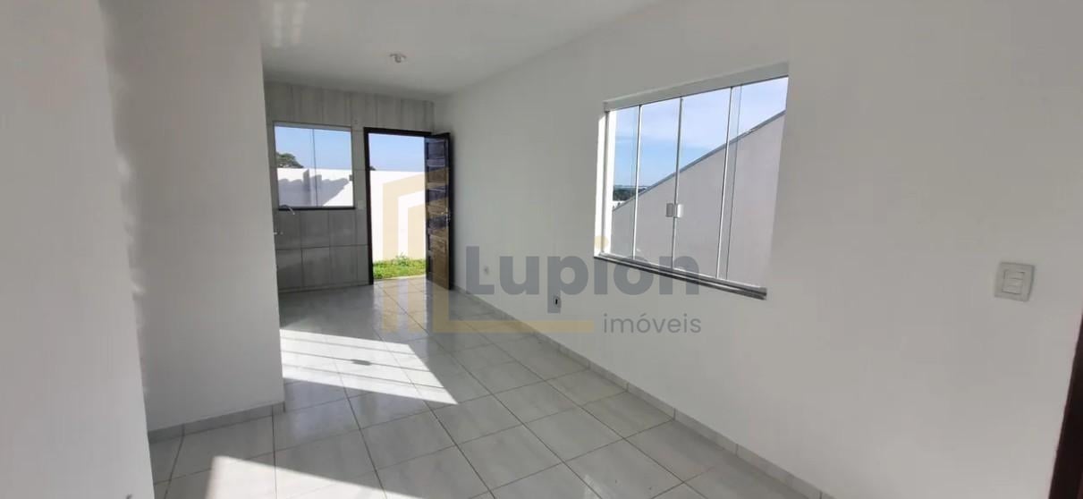 Casa em condomínio com quintal. Tranquilidade e segurança a 20...