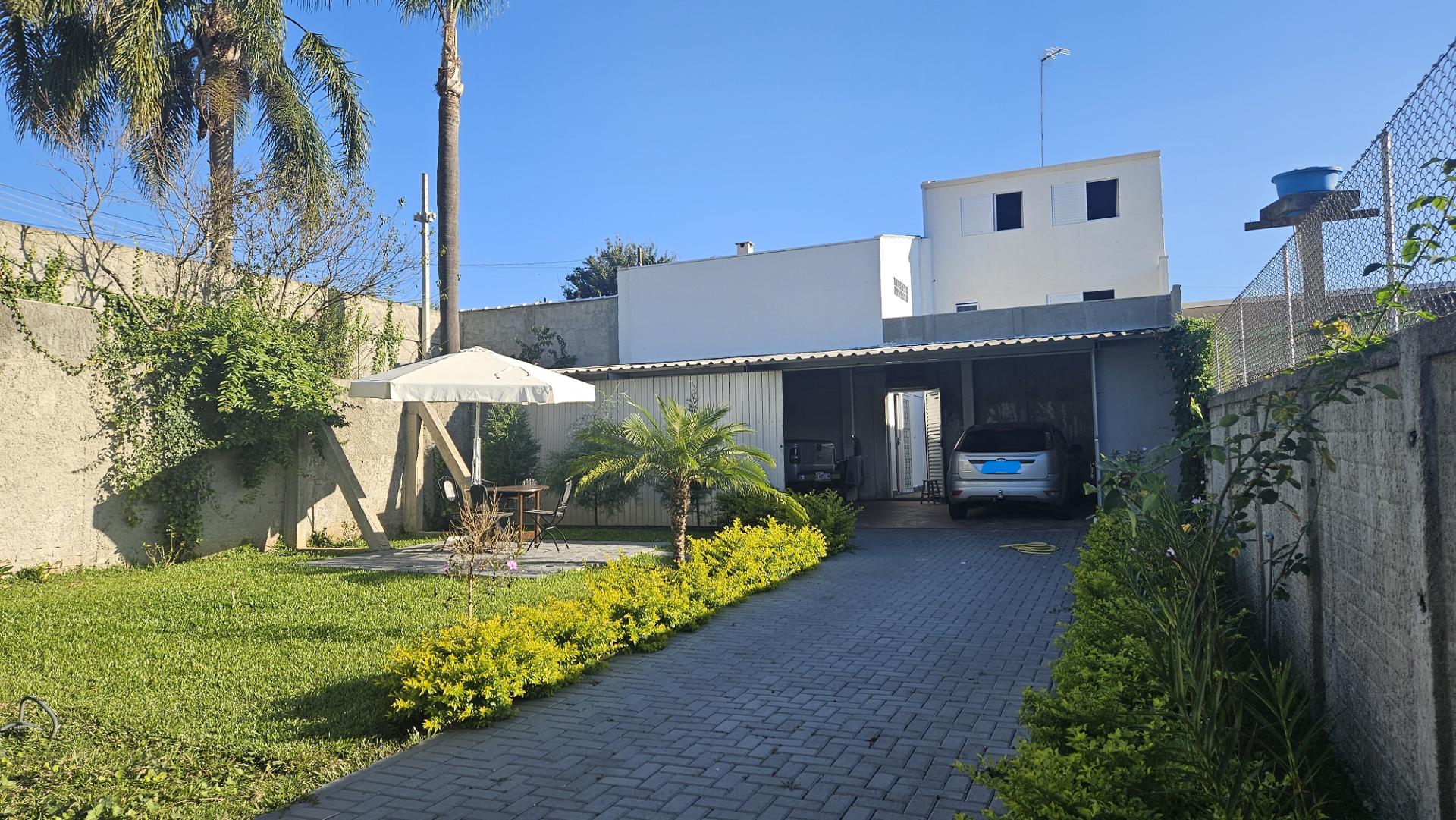 Terreno de esquina 316m  com área construída à venda em Araucá...