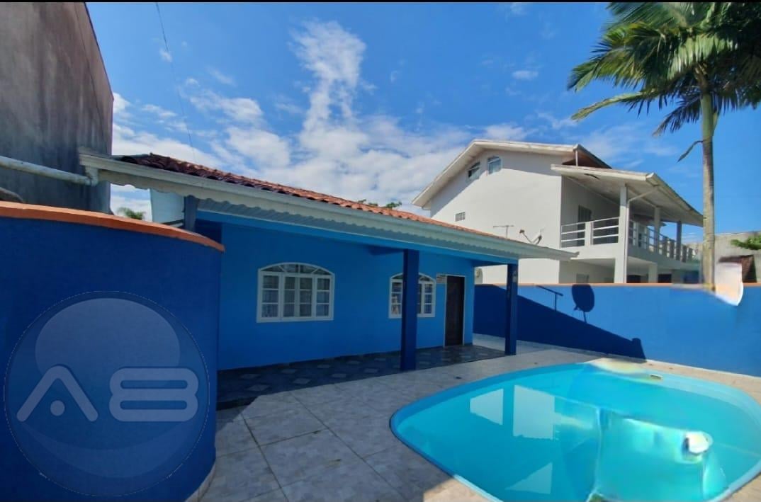 Excelente Casa com Piscina e Edícula a 80m da Praia em Itapoá SC