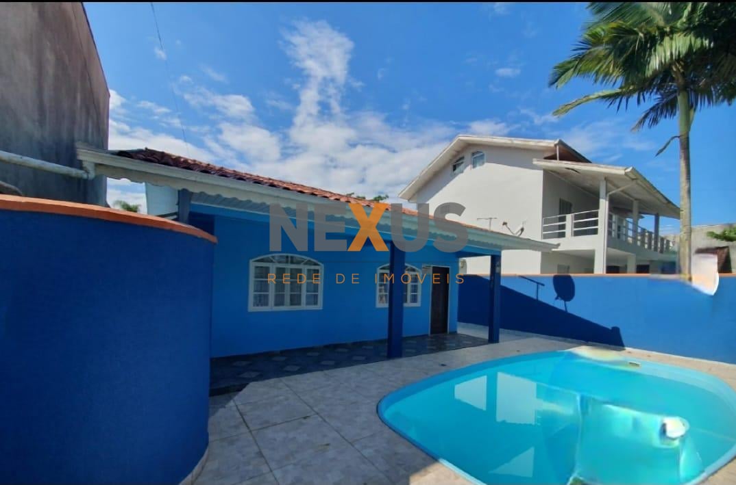 Excelente Casa com Piscina e Edícula a 80m da Praia em Itapoá SC