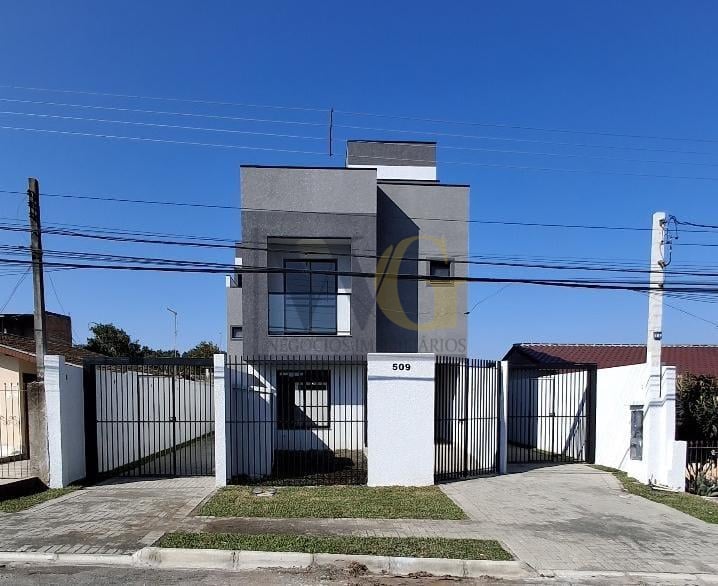 Sobrado espaçoso no Xaxim com 3 quartos, terraço e ático  Pron...