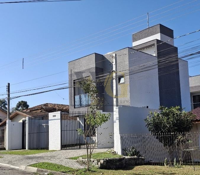 Sobrado espaçoso no Xaxim com 3 quartos, terraço e ático  Pron...