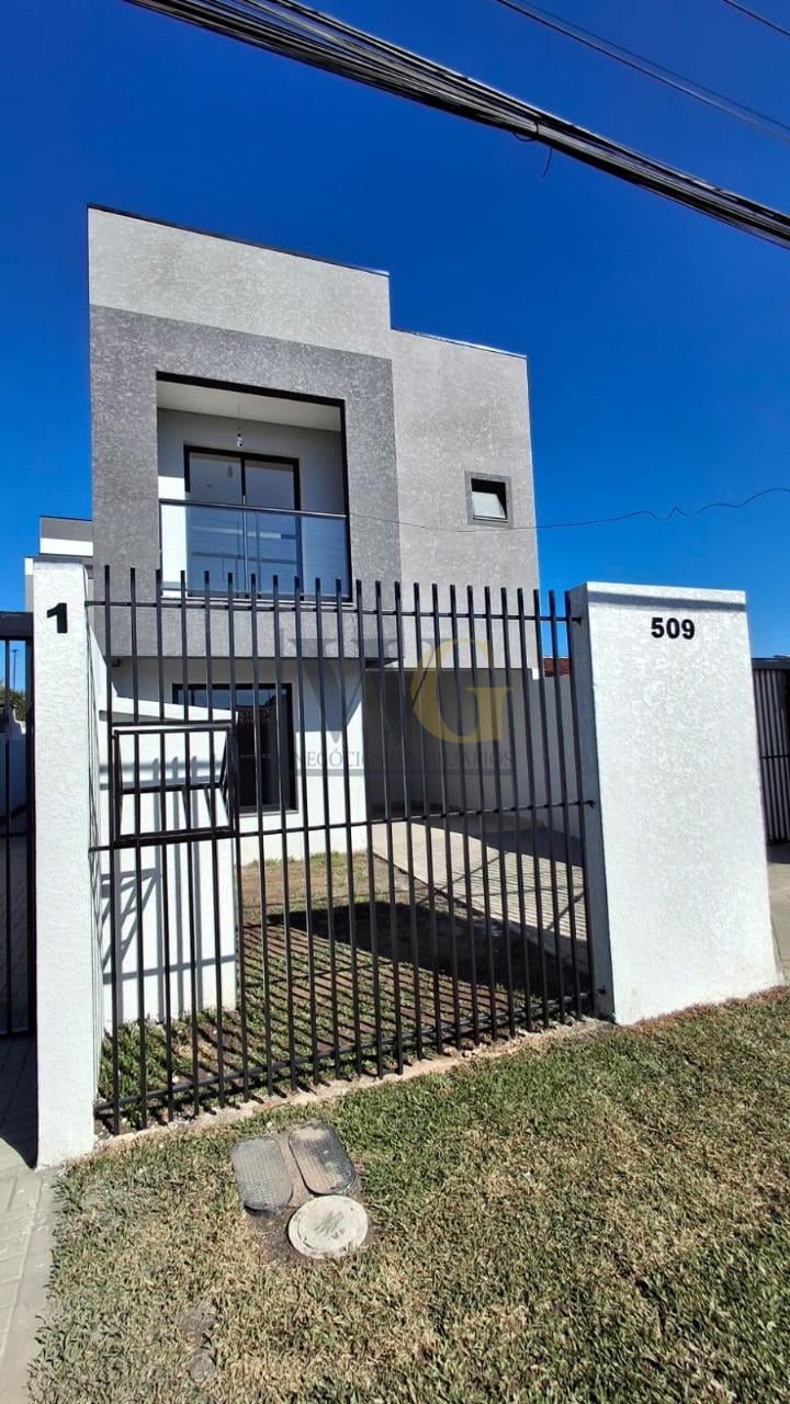 Sobrado espaçoso no Xaxim com 3 quartos, terraço e ático  Pron...