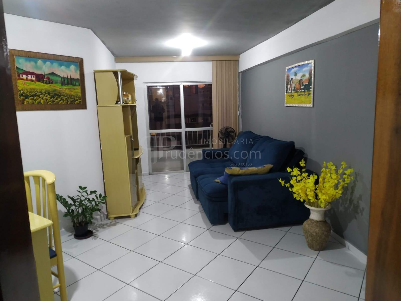 Apartamento no Centro de Curitiba por 270.000 com Sacada e Sol...