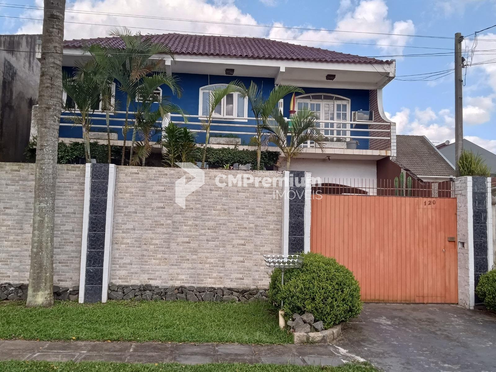 Casa com 389m  total construidos averbados, 3 quartos, 1 suíte...