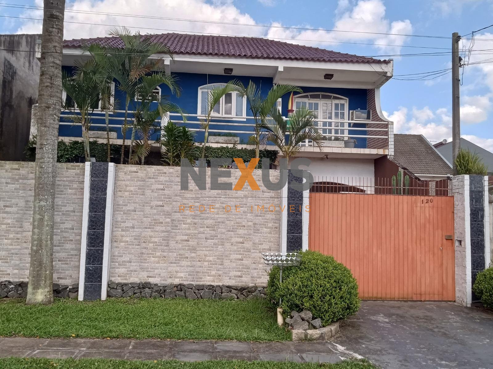 Casa com 389m  total construidos averbados, 3 quartos, 1 suíte...