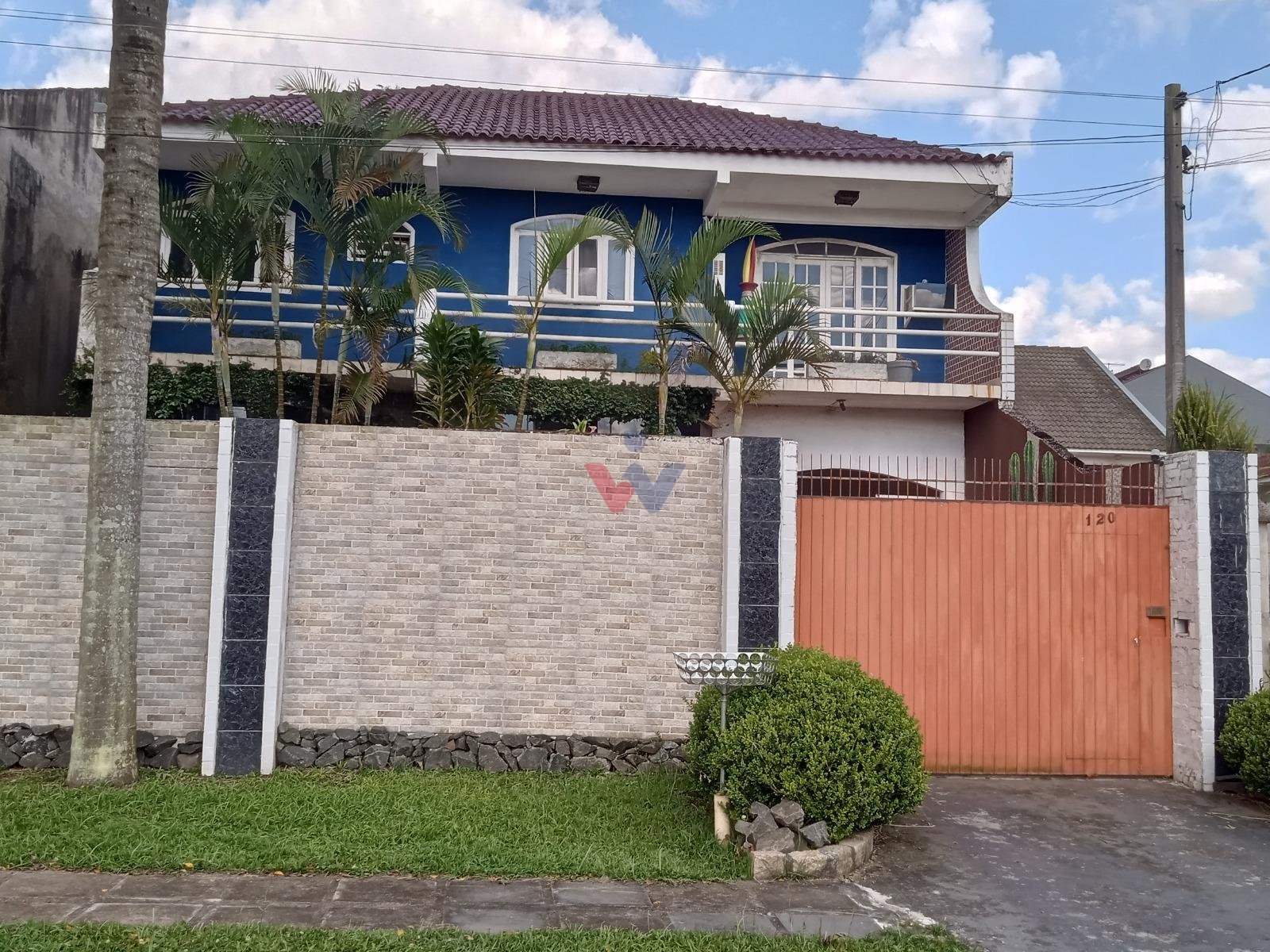 Casa com 389m  total construidos averbados, 3 quartos, 1 suíte...