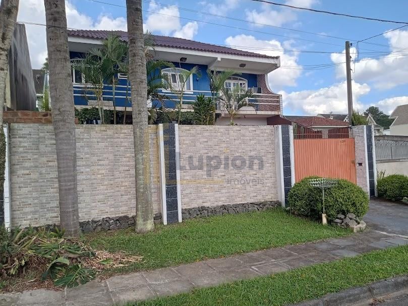 Casa com 389m  total construidos averbados, 3 quartos, 1 suíte...