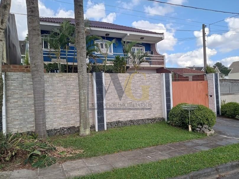 Casa com 389m  total construidos averbados, 3 quartos, 1 suíte...