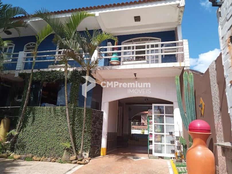 Casa com 389m  total construidos averbados, 3 quartos, 1 suíte...