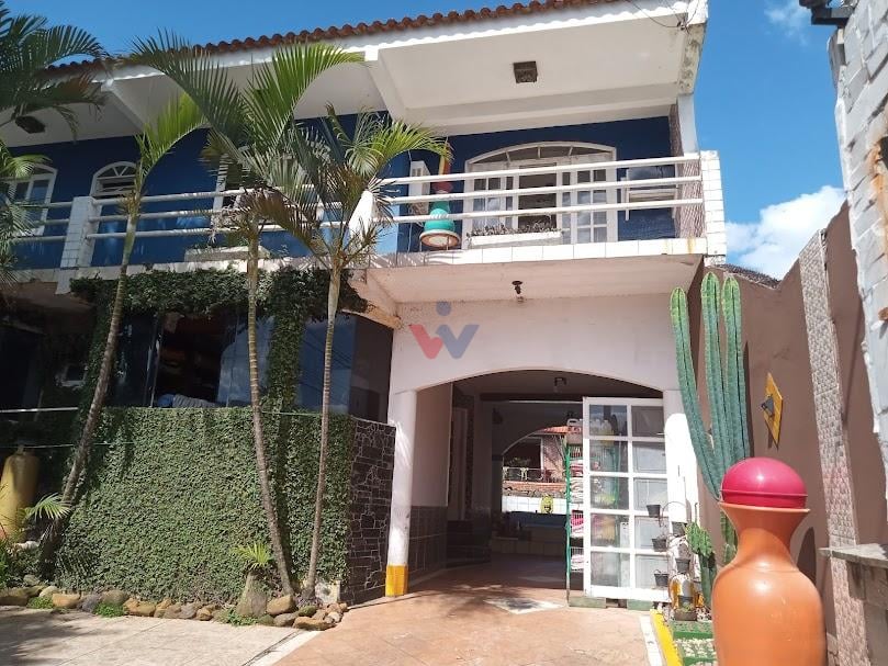 Casa com 389m  total construidos averbados, 3 quartos, 1 suíte...