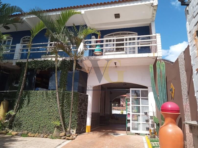 Casa com 389m  total construidos averbados, 3 quartos, 1 suíte...