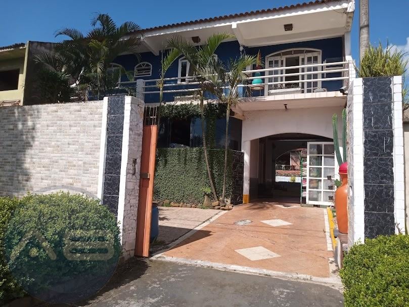 Casa com 389m  total construidos averbados, 3 quartos, 1 su?te...