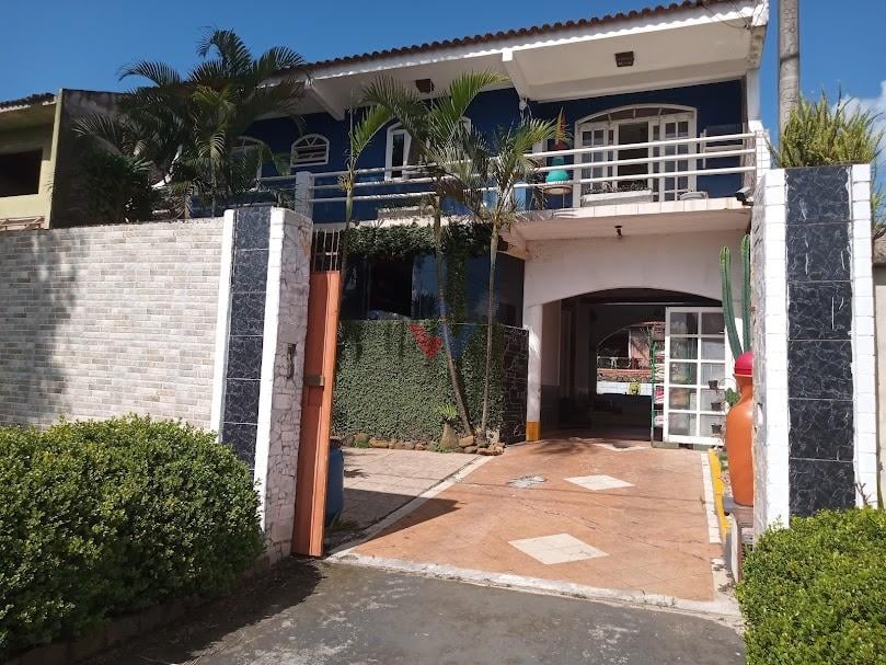 Casa com 389m  total construidos averbados, 3 quartos, 1 suíte...
